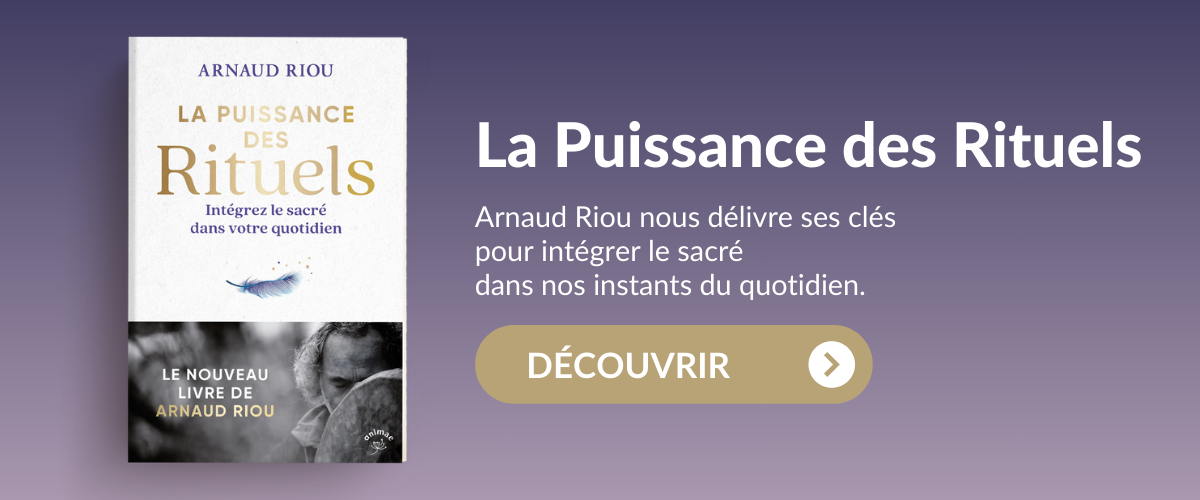 Image promotionnelle pour le livre 'La Puissance des Rituels' d'Arnaud Riou. Le visuel présente la couverture du livre à gauche, sur un fond violet dégradé. Le titre 'La Puissance des Rituels' est mis en avant en lettres dorées et blanches, avec le sous-titre 'Intégrez le sacré dans votre quotidien'. En bas de la couverture, une photo en noir et blanc de l'auteur Arnaud Riou est visible, accompagnée du texte 'Le nouveau livre de Arnaud Riou'.  À droite de l'image, un texte explicatif invite à découvrir le contenu du livre : 'Arnaud Riou nous délivre ses clés pour intégrer le sacré dans nos instants du quotidien'. Un bouton doré 'Découvrir' avec une flèche encourage les utilisateurs à en savoir plus ou à acheter le livre.  L'image est conçue pour attirer les lecteurs intéressés par le développement personnel et spirituel, en mettant en avant le caractère transformateur du livre.