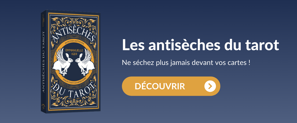 Image promotionnelle pour le produit 'Les Antisèches du Tarot' d'Emmanuelle Iger. À gauche, une représentation élégante de la boîte du produit, ornée de motifs dorés sur fond bleu marine, avec deux créatures mythiques blanches au centre. Le titre 'Antisèches du Tarot' est encadré dans un cercle décoratif, indiquant qu'il s'agit de 39 fiches méthode pour tout comprendre du tarot.  À droite de l'image, le texte 'Les antisèches du tarot' est mis en évidence en blanc, avec le sous-titre 'Ne séchez plus jamais devant vos cartes !', invitant les amateurs de tarot à découvrir ce guide pratique. Un bouton doré 'Découvrir' avec une flèche blanche encourage l'utilisateur à en savoir plus ou à acheter le produit.  Le fond dégradé de bleu marine renforce l'ambiance mystique et sophistiquée du tarot, attirant l'attention sur ce produit conçu pour faciliter l'apprentissage du tarot.